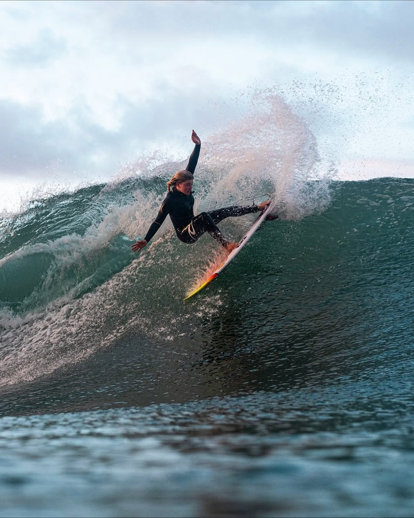 Surf Outfit Essentials : 5 ไอเทมที่นักโต้คลื่นมือใหม่ต้องมี!