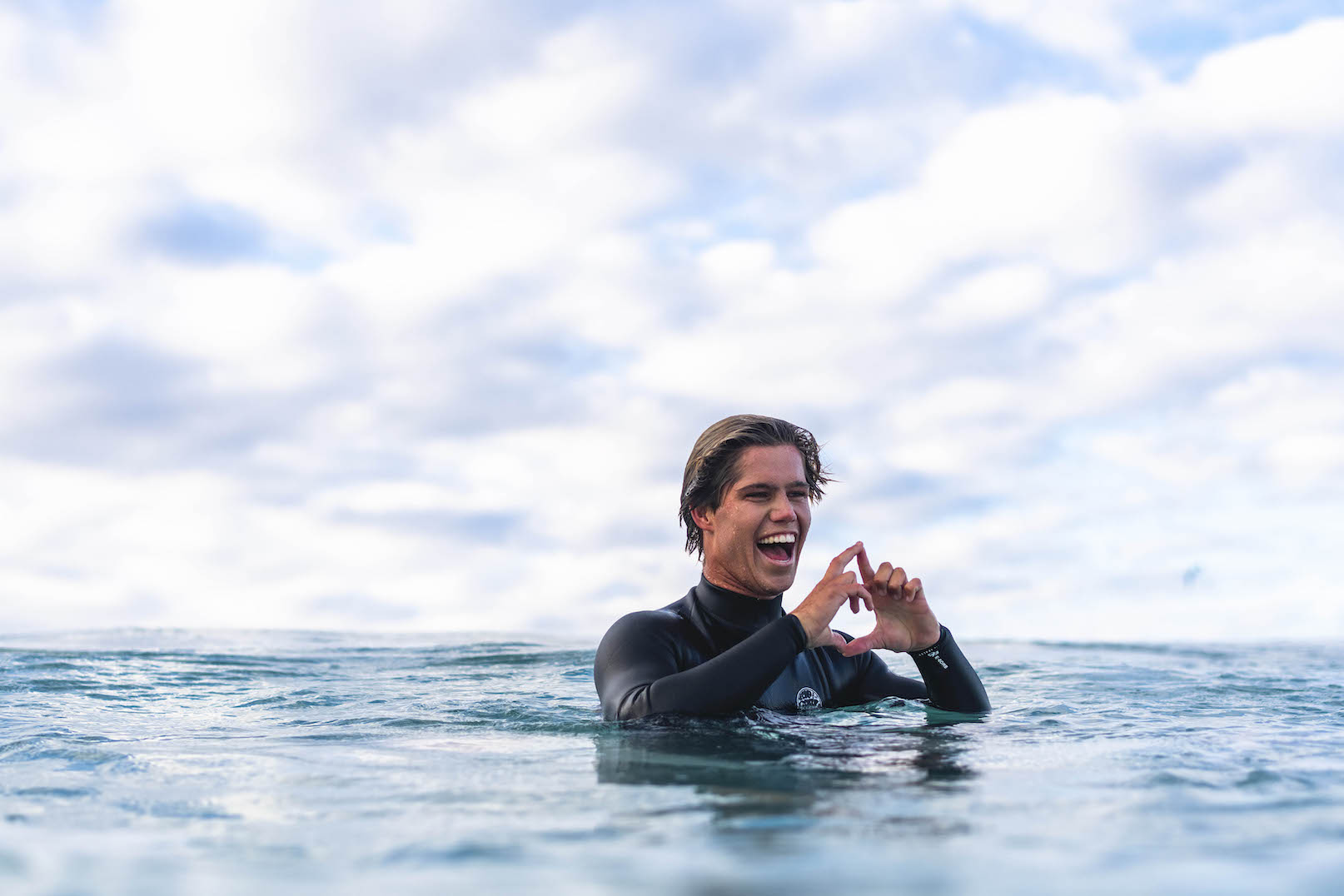 HOW TO SURF 101: เรื่องที่มือใหม่ต้องรู้ก่อนเริ่มเล่น ‘เซิร์ฟบอร์ดน้ำ’