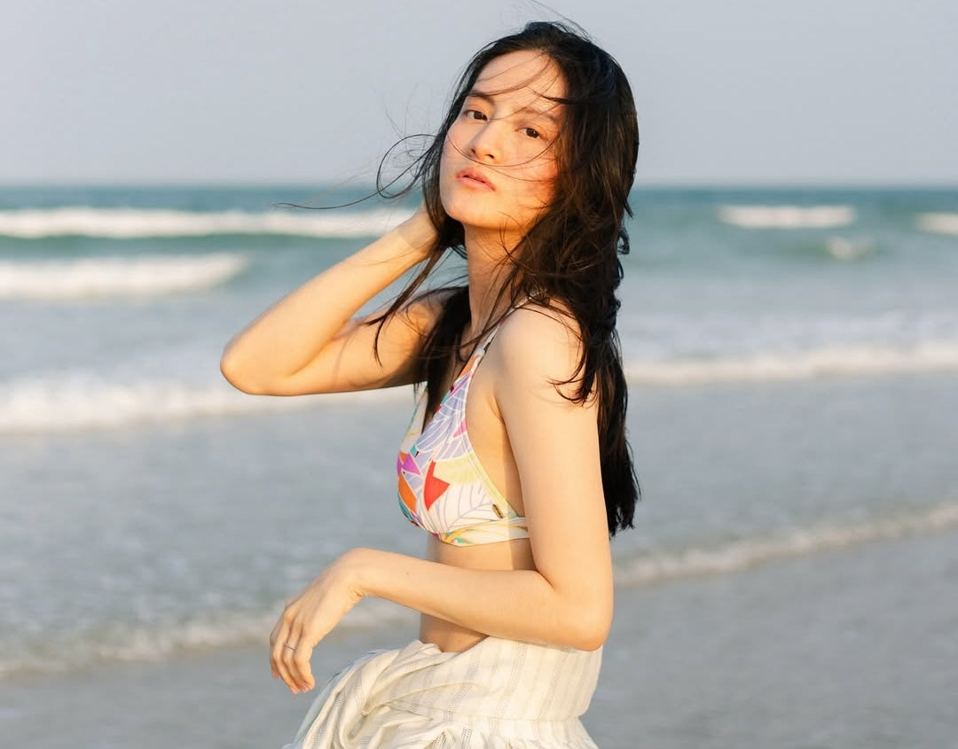 10 ไอเดียโพสท่าถ่ายรูปในชุดทูพีชให้เป๊ะปังทุกมุม! ไม่ต้องหุ่นเป๊ะก็ถ่ายสวยได้